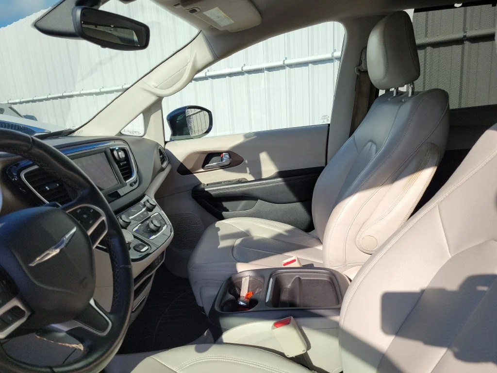 Used 2018 Gray Chrysler Touring L image 23