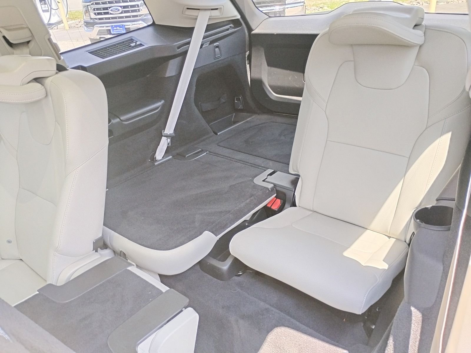Used 2023 Black Volvo B6 Plus 7-Seater image 14