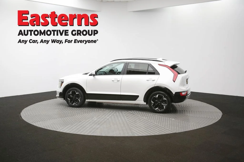 Used 2024 White Kia Wind image 61