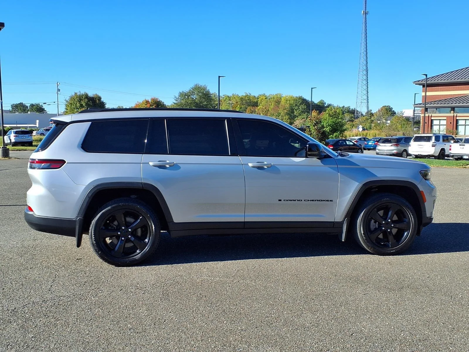 Used 2023 Silver Zynith Jeep Altitude image 11