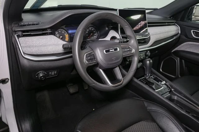 Used 2024 White Jeep Latitude image 19
