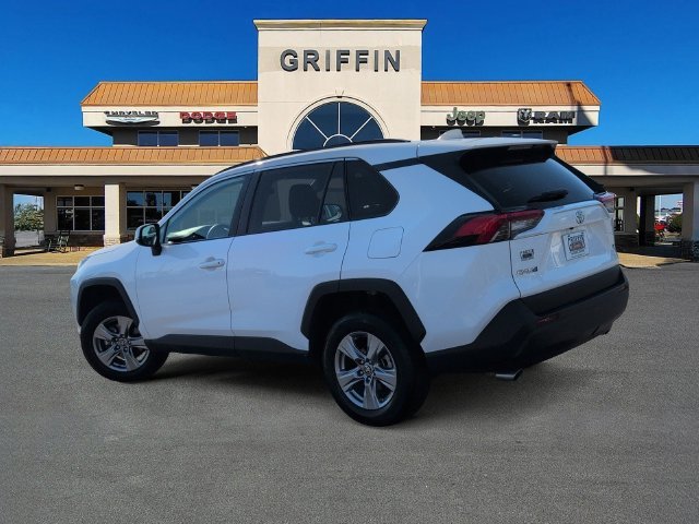 Used 2025 White Toyota XLE image 9