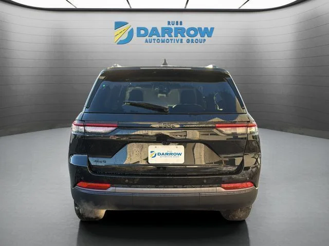 New 2026 Diamond Black Crystal Pearl-Coat Exterior Paint Jeep Laredo image 4