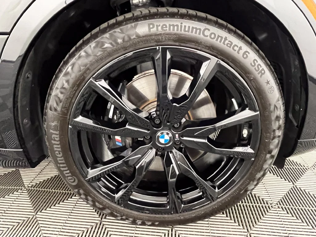 Certified Used 2027 Black Sapphire Metallic BMW M60i image 17