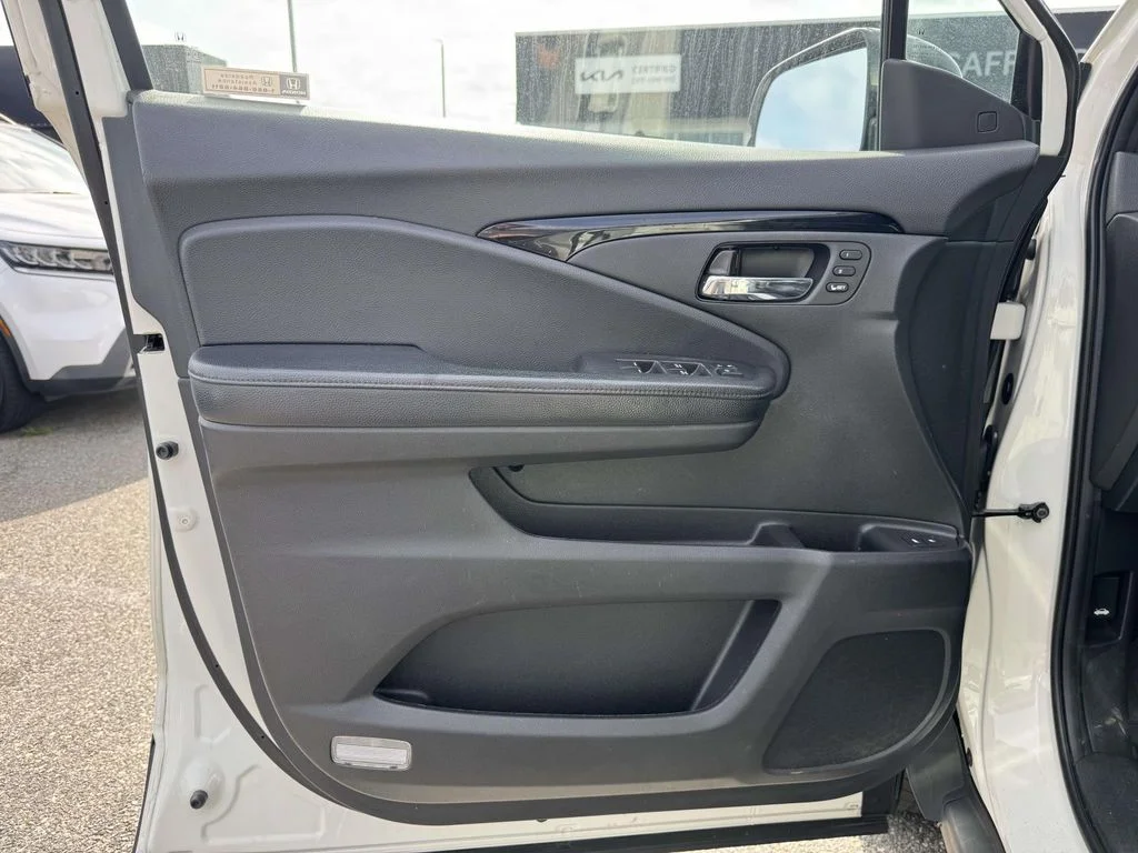 Used 2019 White Honda Touring image 26