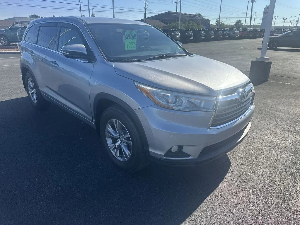 Used 2016 Silver Toyota LE V6 image 2