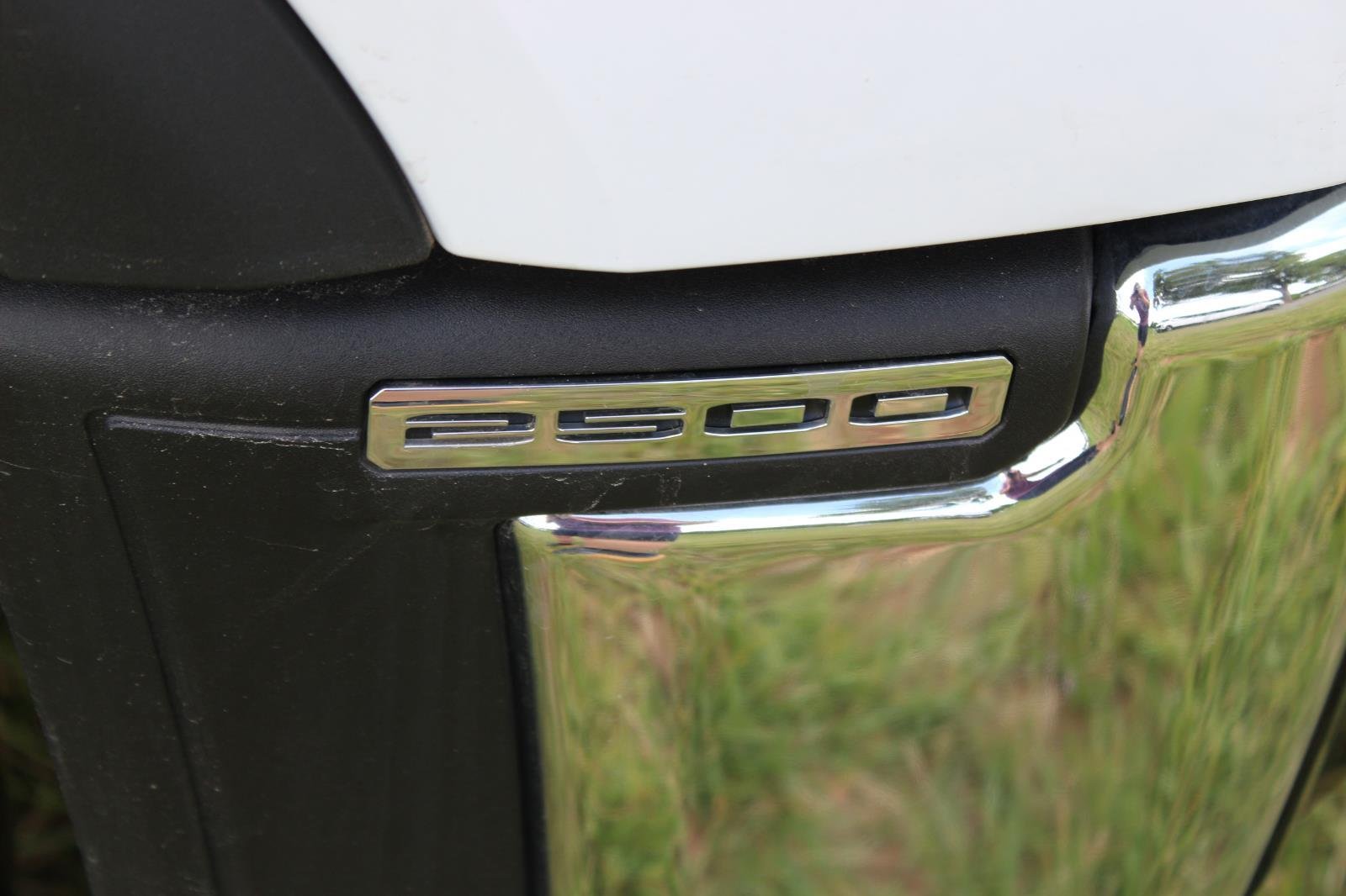 New 2025 Summit White GMC Pro image 10