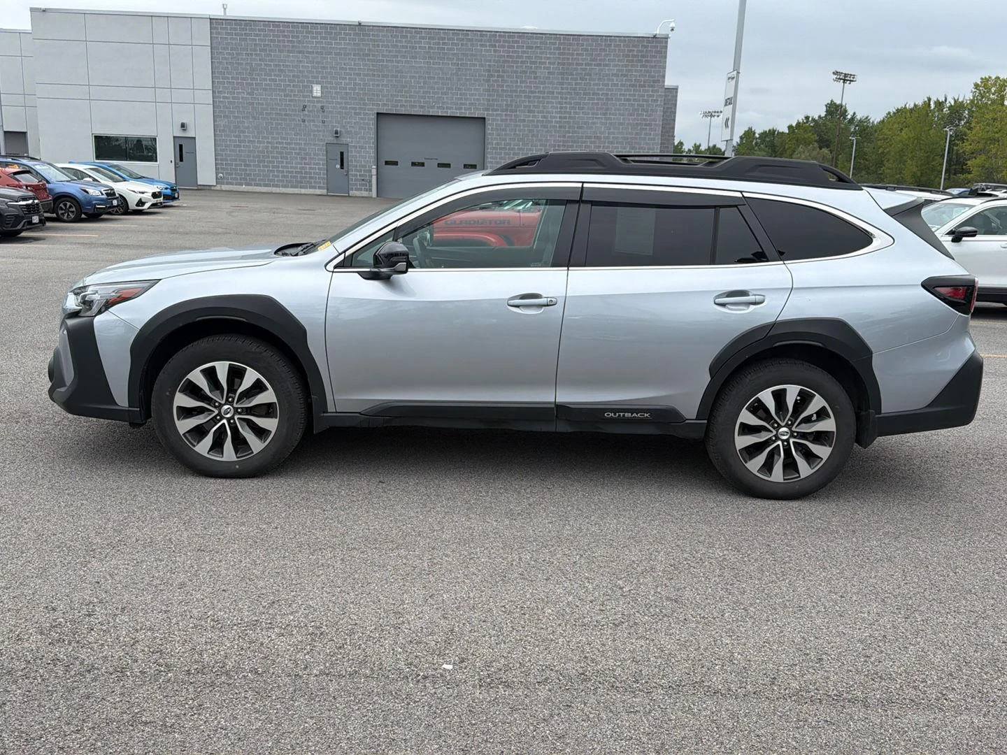 Used 2025 Ice Silver Metallic Subaru Limited image 5