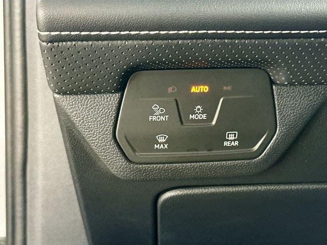 Used 2025  Volkswagen 2.0T SE w/Technology image 10