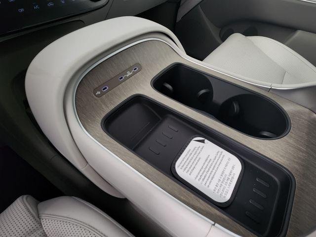 New 2026 White Hyundai SEL 8P image 31
