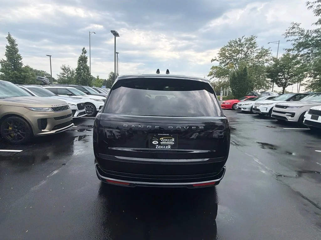 Used 2025  Land Rover SE image 4
