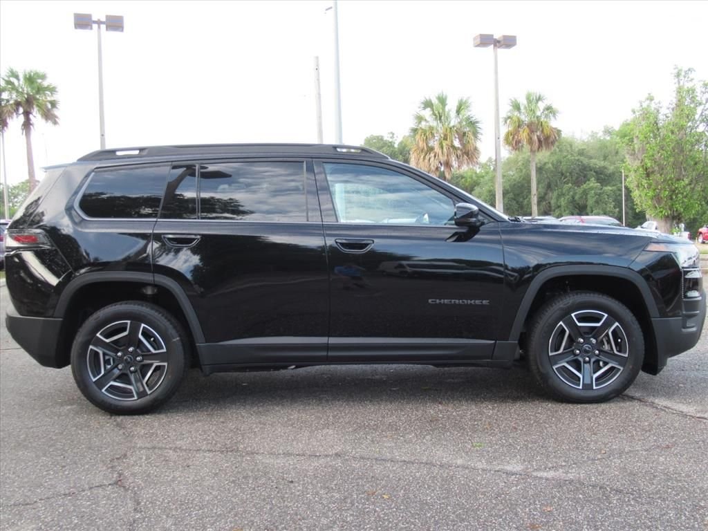 New 2026 Diamond Black Crystal Pearl-Coat Exterior Paint Jeep Limited image 2