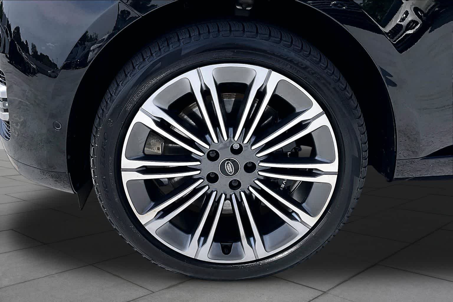 Used 2023 Ligurian Black SV Bespoke Ultra Metallic Sat Land Rover Autobiography image 10