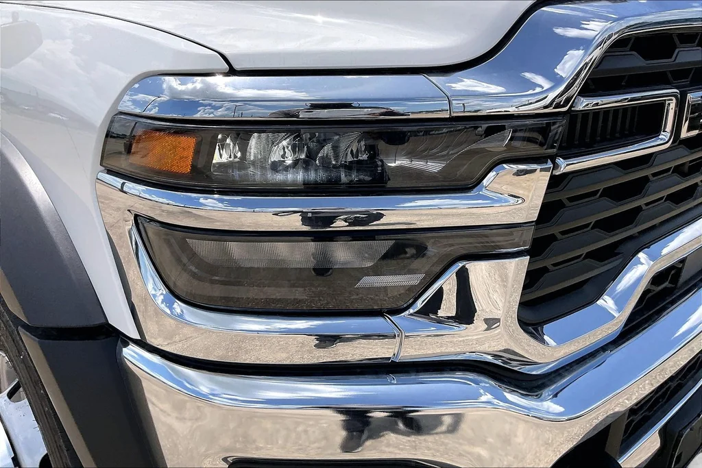 New 2026 Bright White Clear-Coat Exterior Paint RAM Tradesman image 22