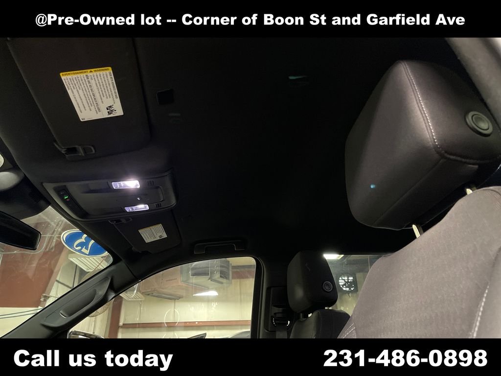 Used 2023  GMC SLE image 13