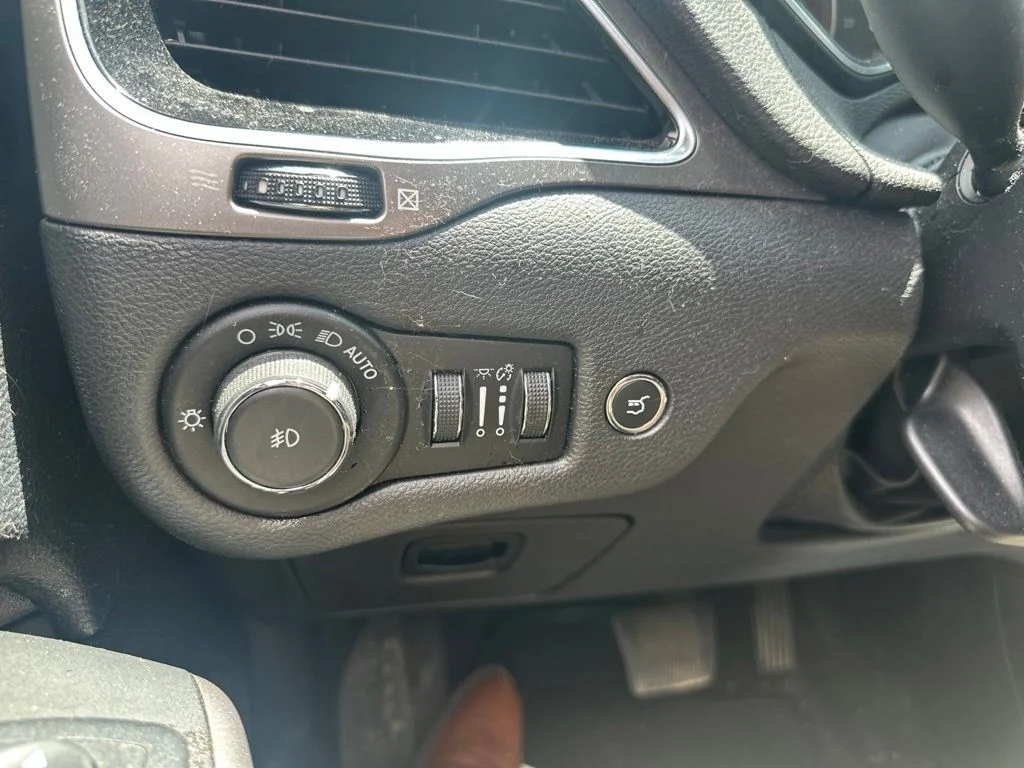 Used 2019 Crystal Metallic Jeep Limited image 24