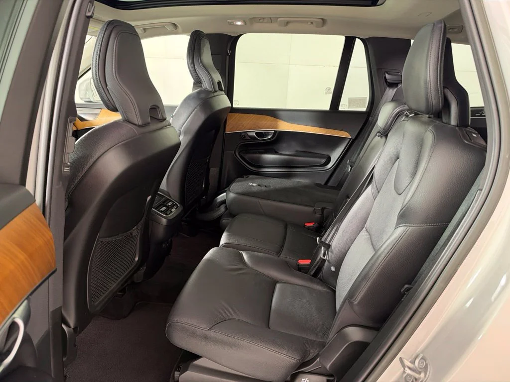 Used 2023 Silver Volvo B6 Plus 7-Seater image 27