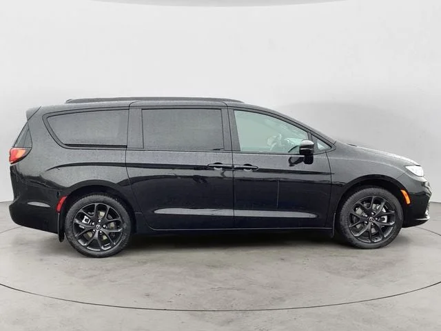 New 2026 Diamond Black Crystal Pearlcoat Chrysler LIMITED AWD image 7