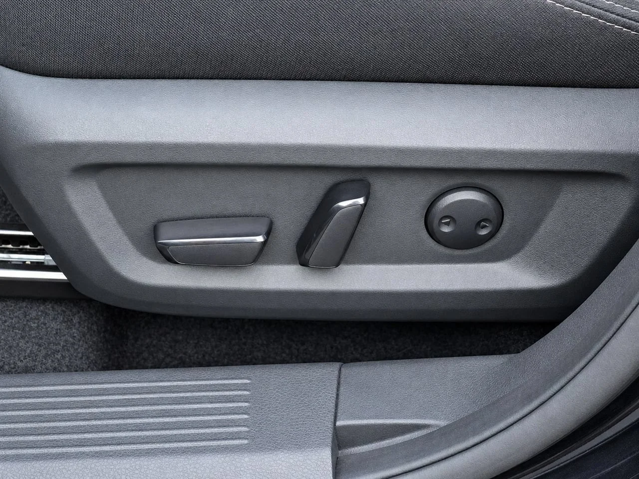 Used 2025  Nissan SV image 13