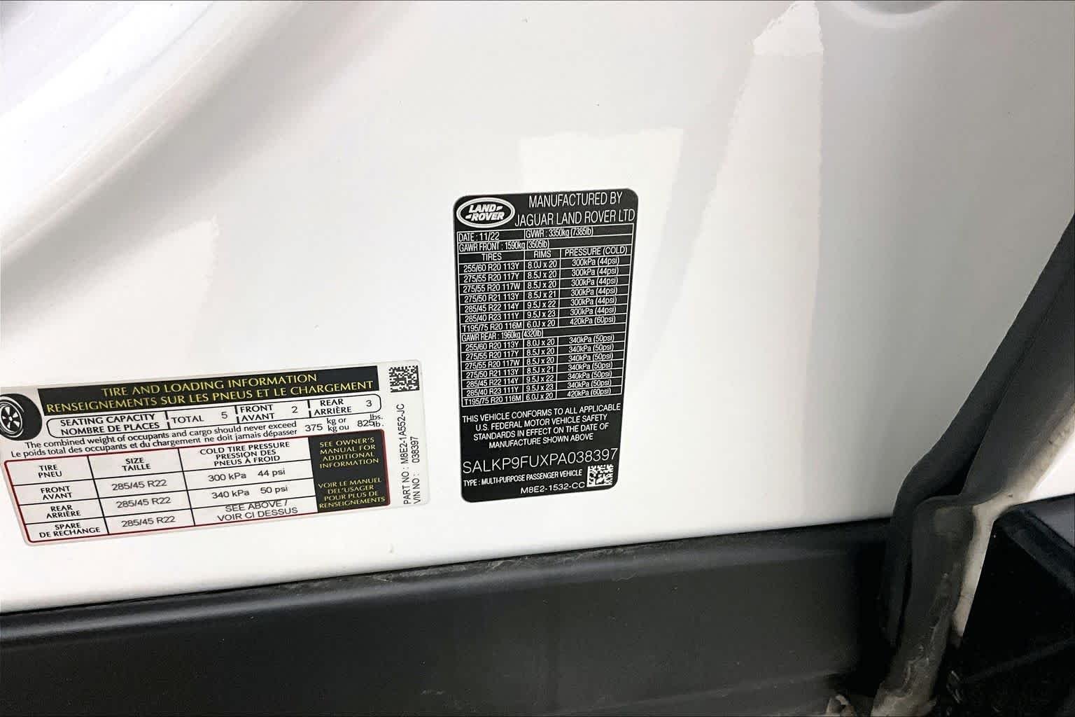 Used 2023 Icy White SV Bespoke Special Effect Gloss Land Rover SE image 34