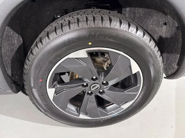 Used 2024 Gray Nissan SV image 6