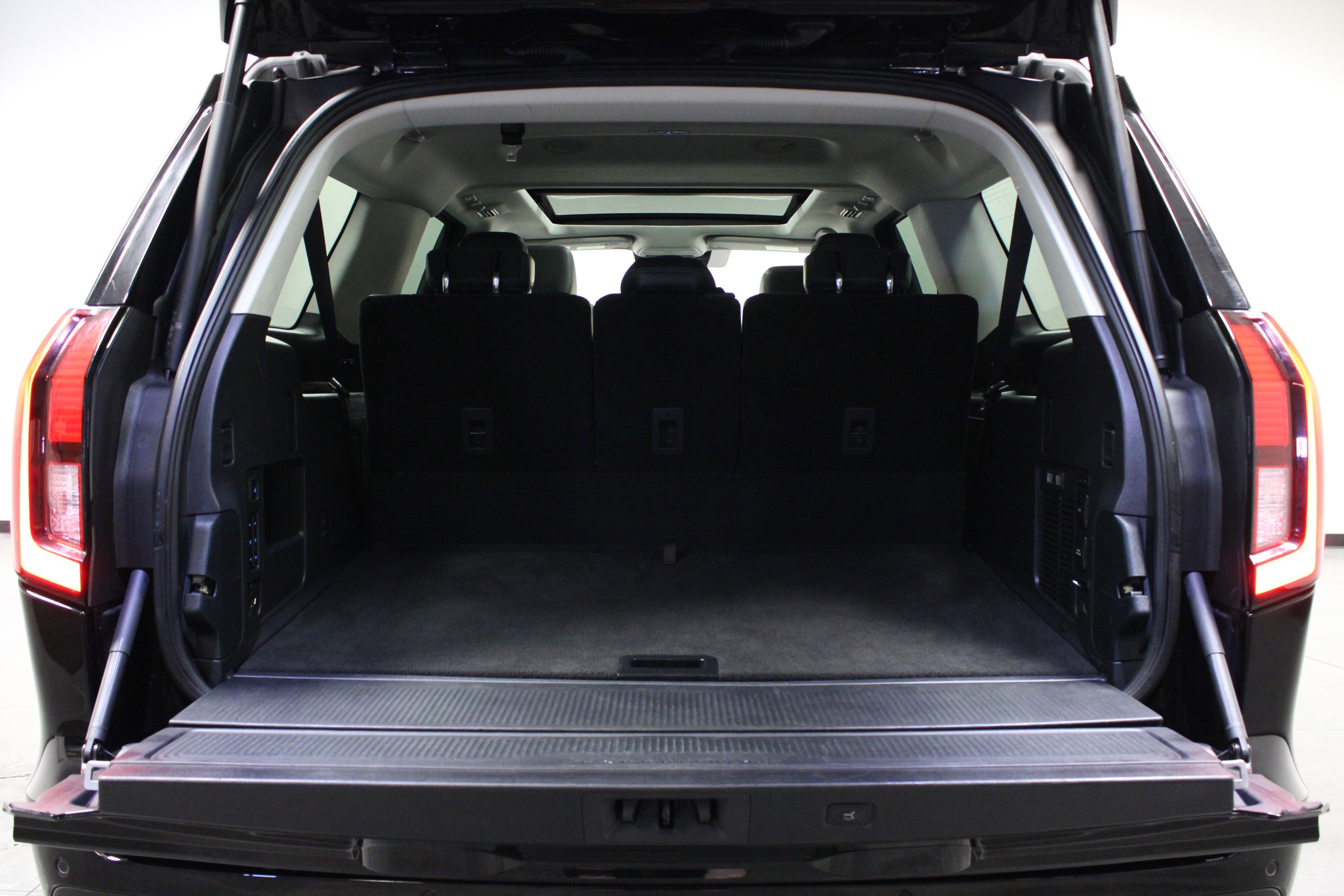 Used 2025 Black Metallic Ford Platinum image 15