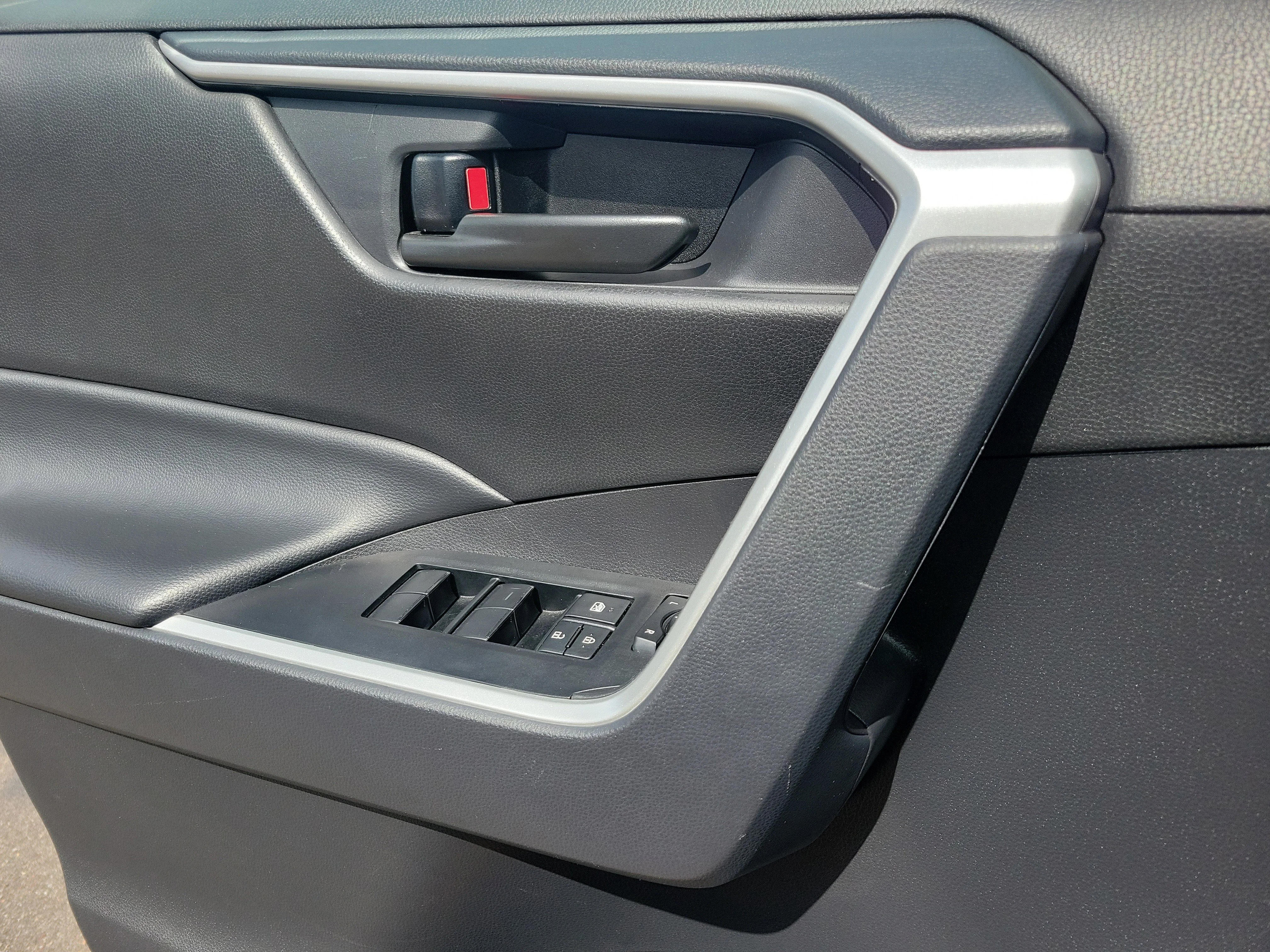 2025 Toyota RAV4 LE - Photo 8