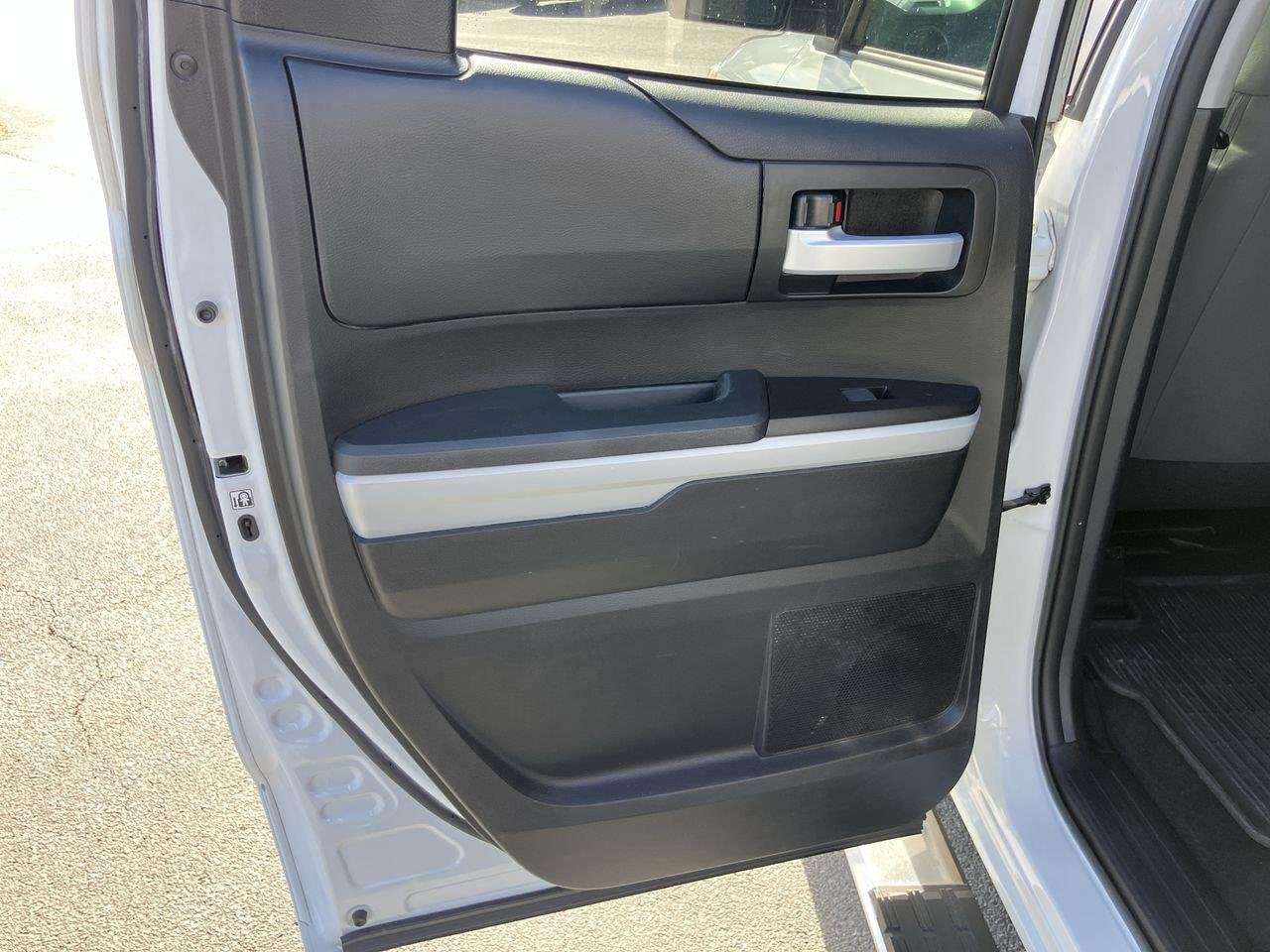 Used 2017 White (Super White) Toyota SR5 Double Cab 6.5 FT. image 21