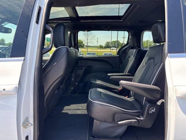 Used 2026 White Chrysler Limited image 11