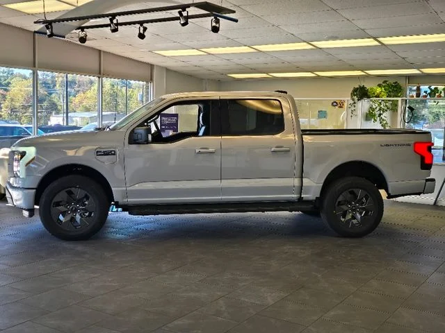 2025 Ford F-150 Lightning Flash - Photo 16