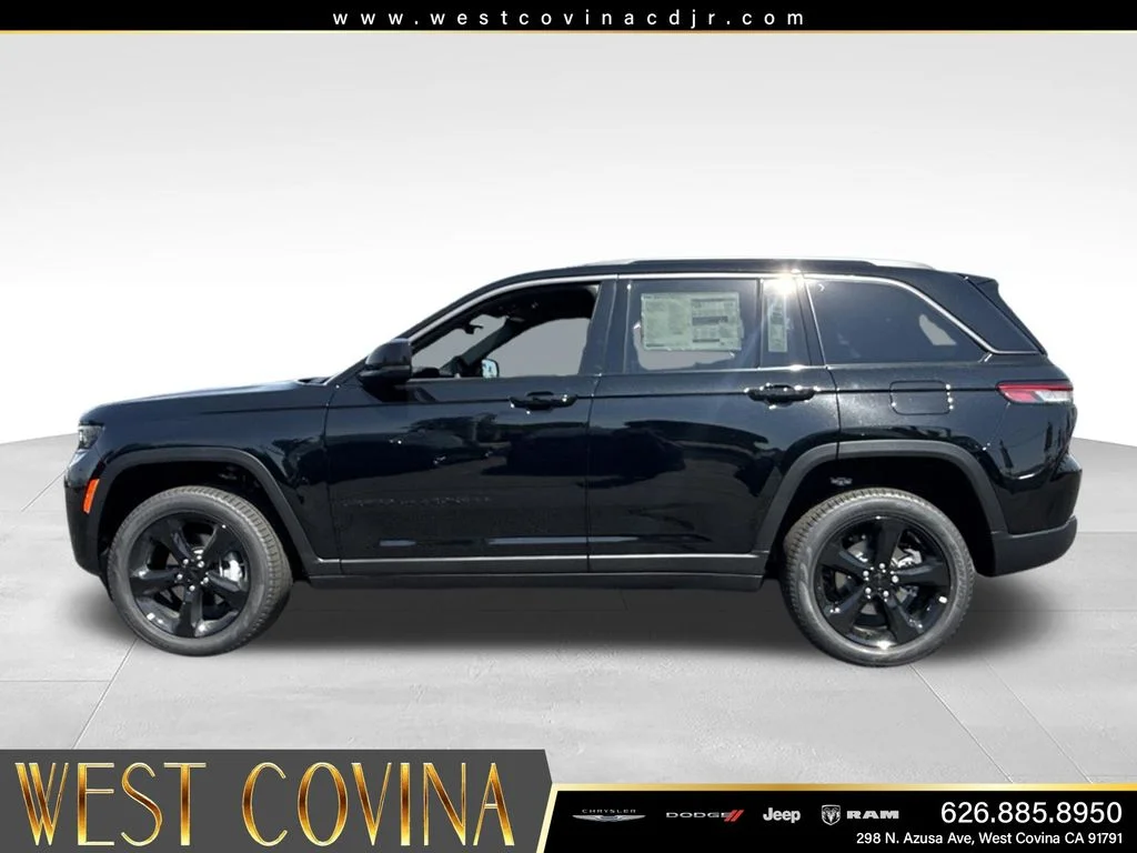 New 2026 Diamond Black Crystal Pearl-Coat Exterior Paint Jeep Limited image 12