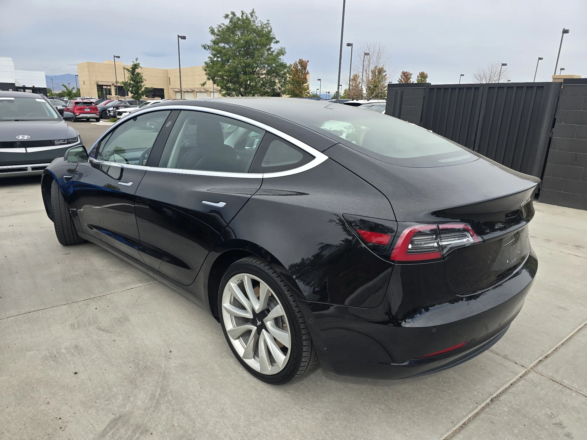 Used 2018 Deep Blue Metallic Tesla Long Range Battery image 3