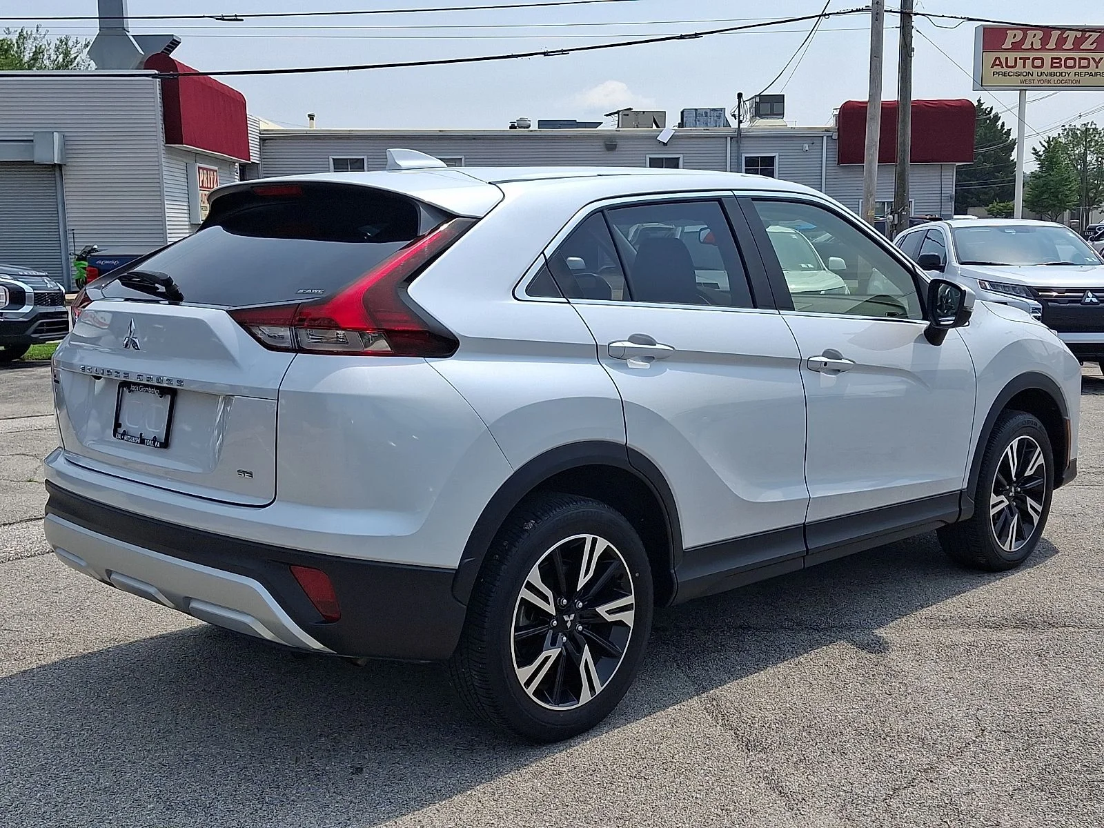 Used 2023 White Mitsubishi SE image 2