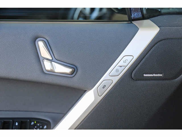 Used 2026 Alpine White BMW xDrive60 image 18