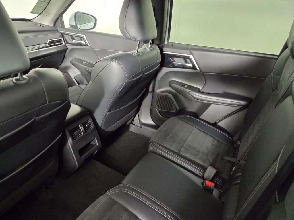 Used 2024 White Mitsubishi SE Black Edition image 19