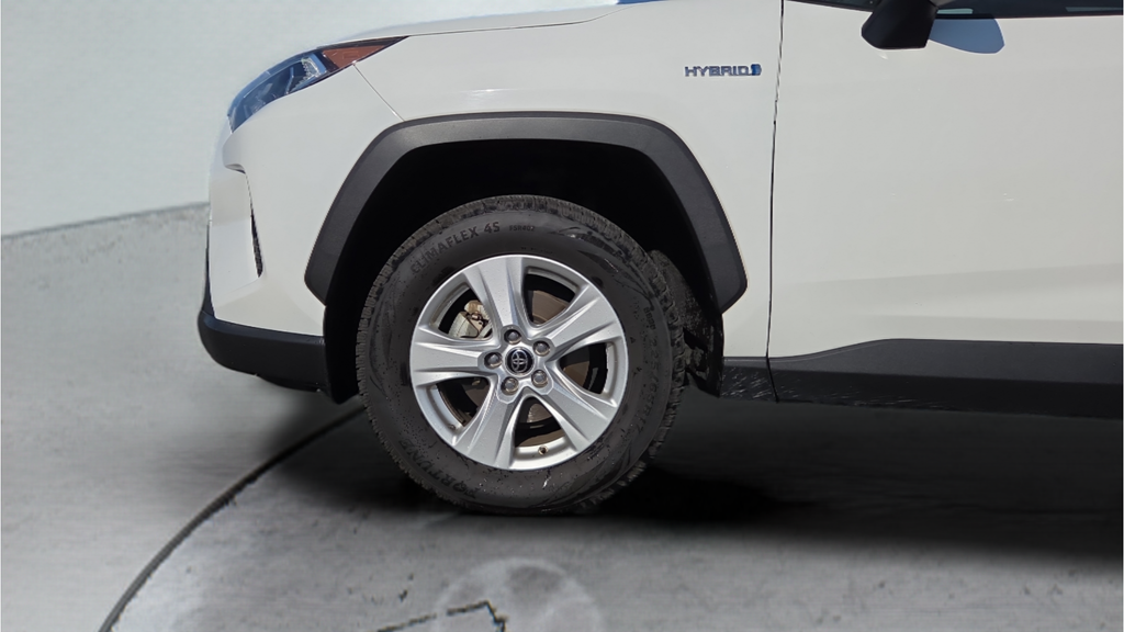 Used 2021 White Toyota XLE image 21