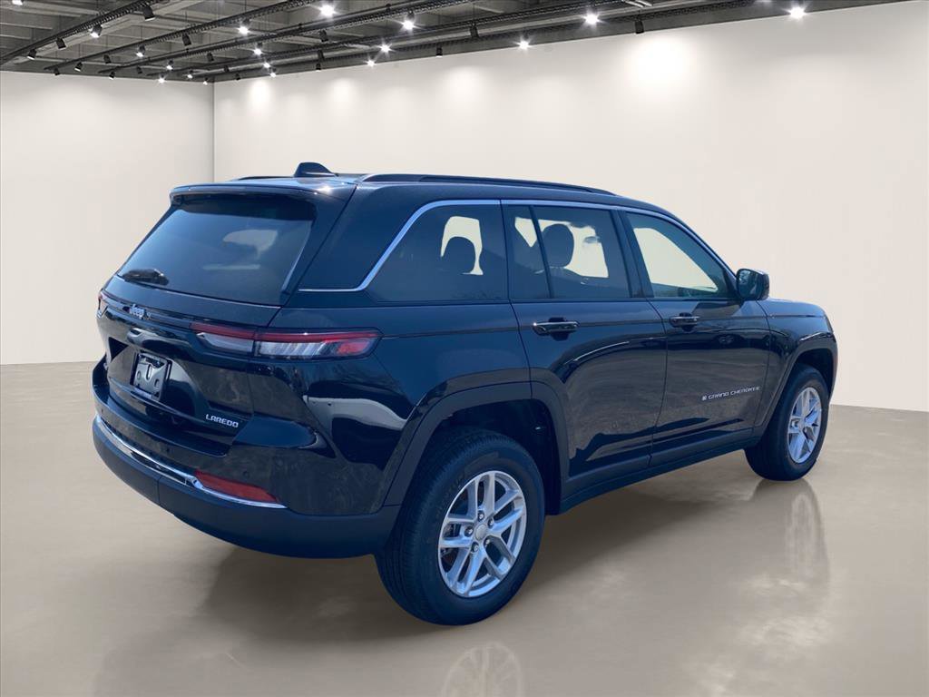 New 2026 Diamond Black Crystal Pearl-Coat Exterior Paint Jeep Laredo X image 4