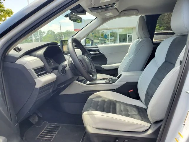 Used 2025  Mitsubishi SE image 12