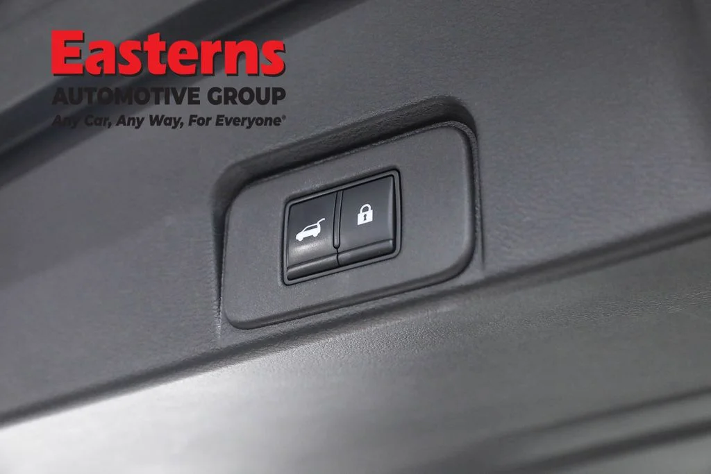 Used 2022 Silver Nissan SL image 21