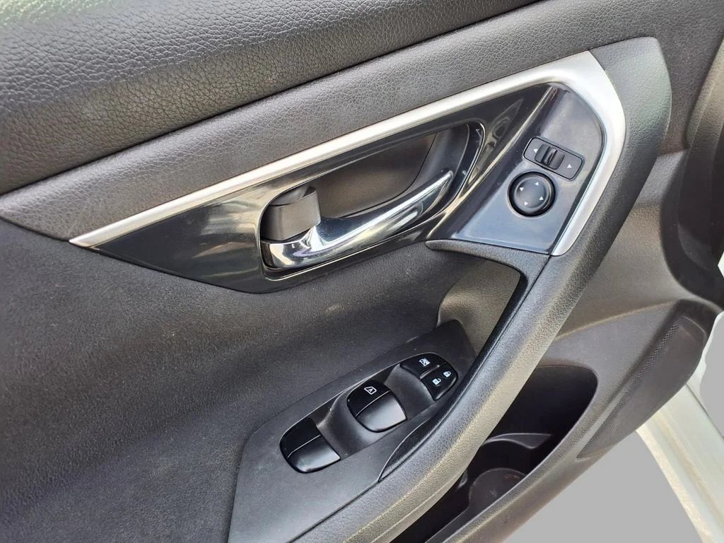 Used 2014 White Nissan 2.5 S image 16