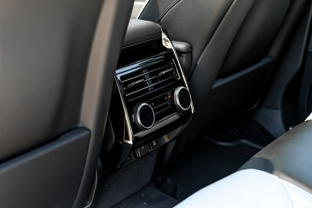 New 2026 Ostuni Pearl White Premium Metallic Land Rover Dynamic SE image 48