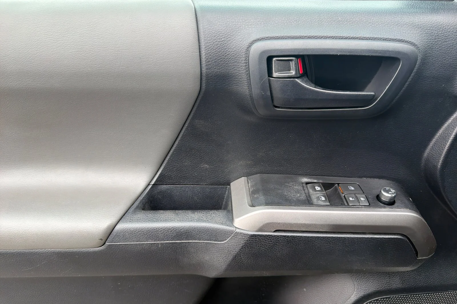 Used 2018 White Toyota SR5 image 13
