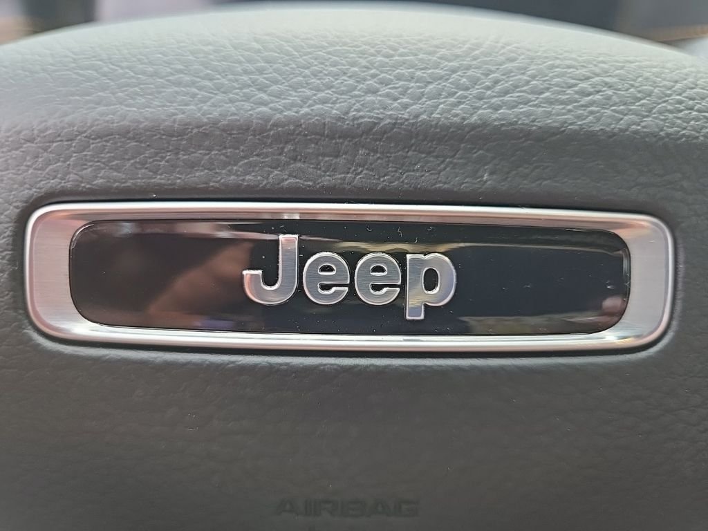 New 2026 Diamond Black Crystal Pearl-Coat Exterior Paint Jeep  image 115