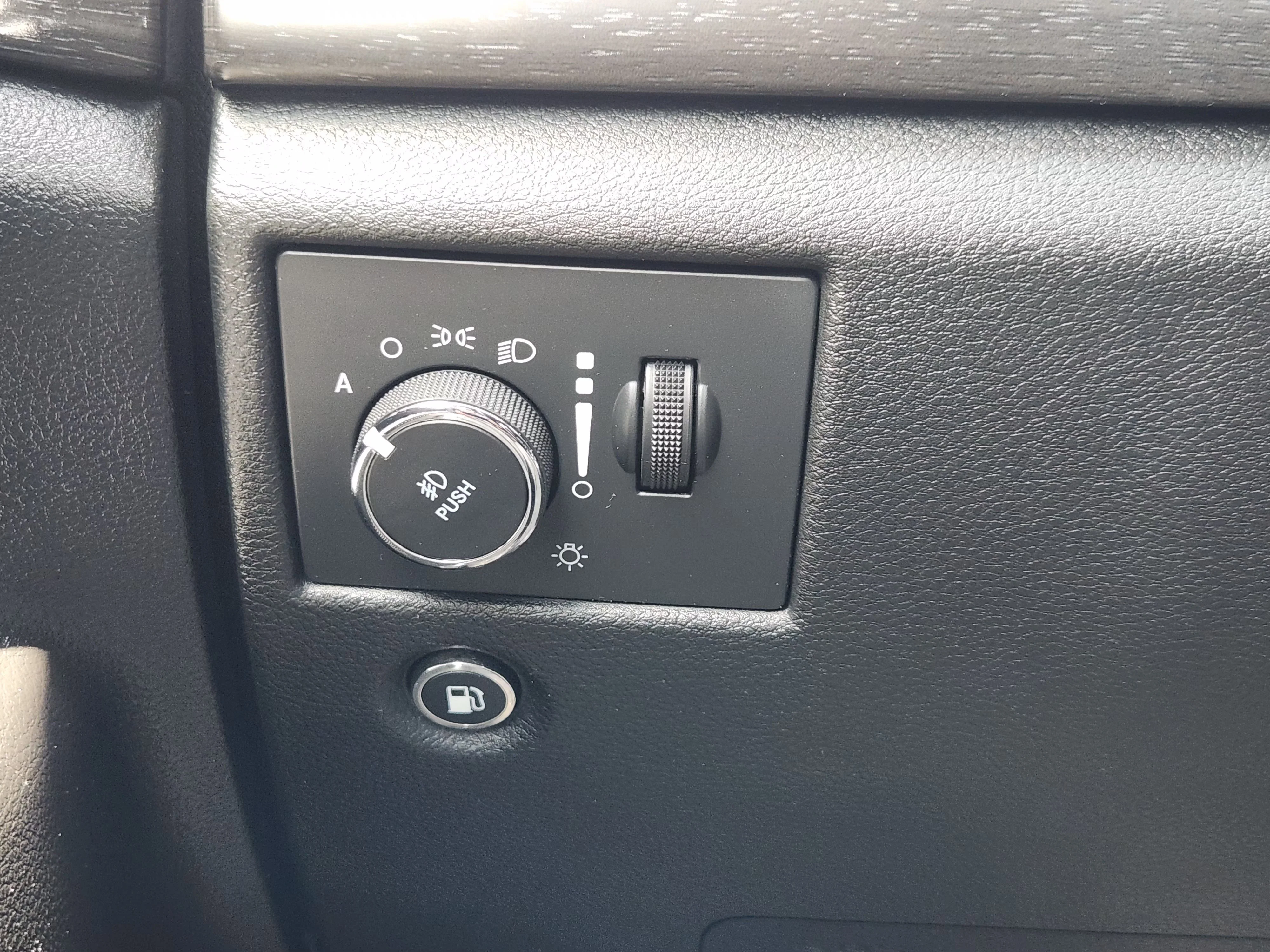 Used 2018 Granite Crystal Metallic Clearcoat Jeep Altitude image 21