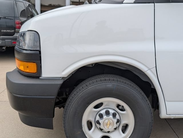 New 2026 Summit White Chevrolet 1WT image 4