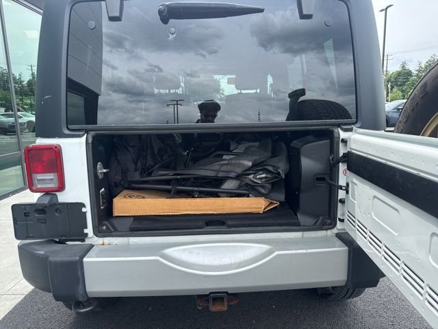 Used 2011 White Jeep Unlimited Sahara image 5