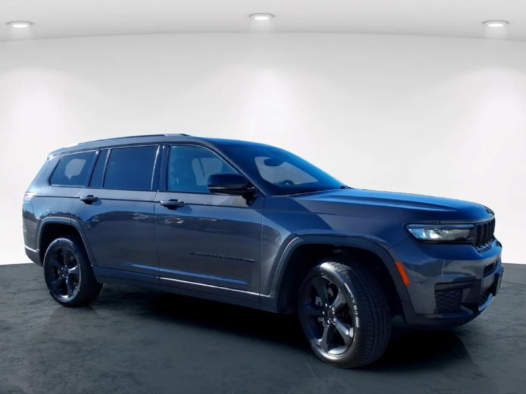 Used 2023 Gray Jeep Altitude image 5
