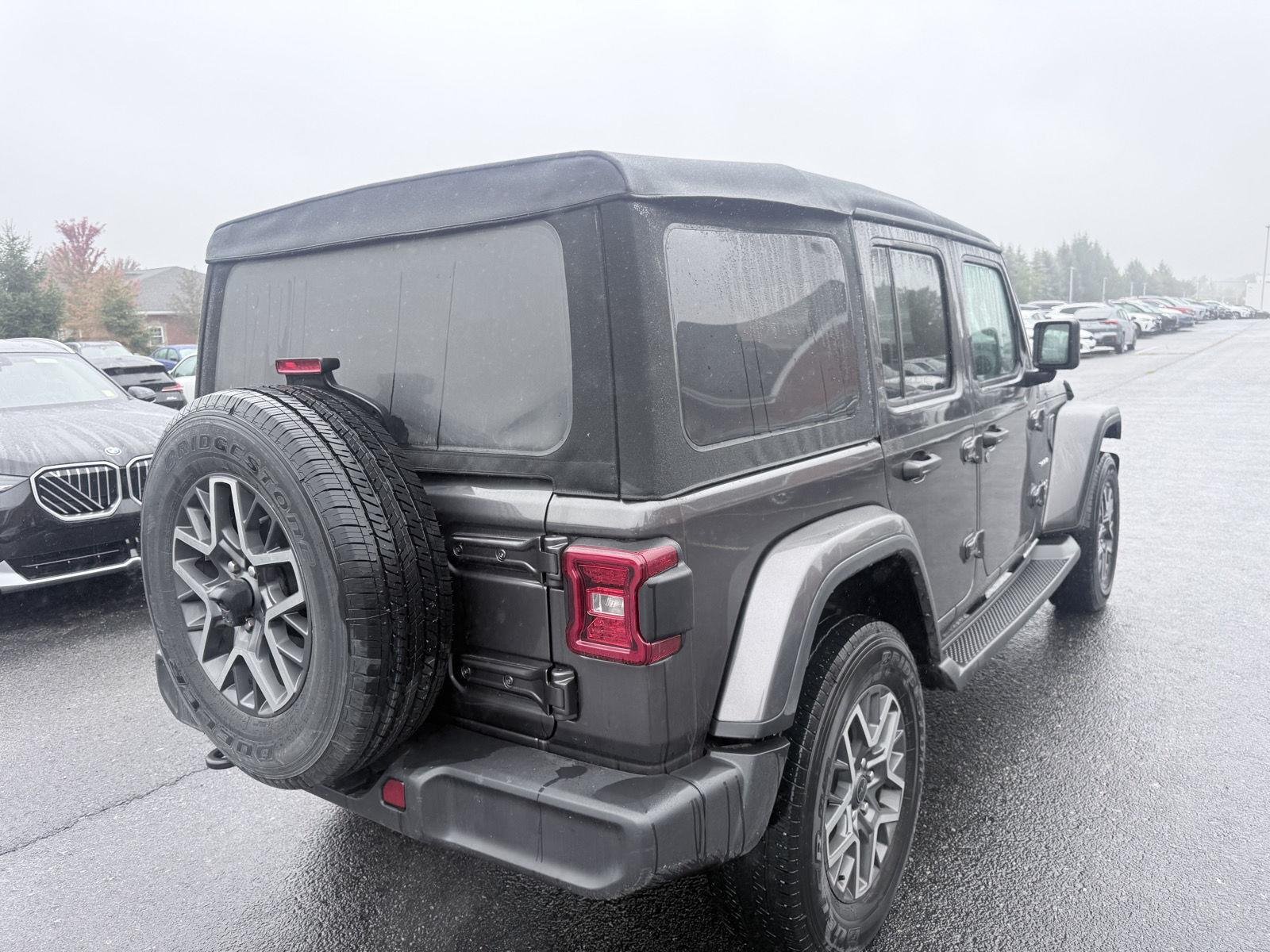 Used 2024 Granite Crystal Metallic Clearcoat Jeep Sahara image 7