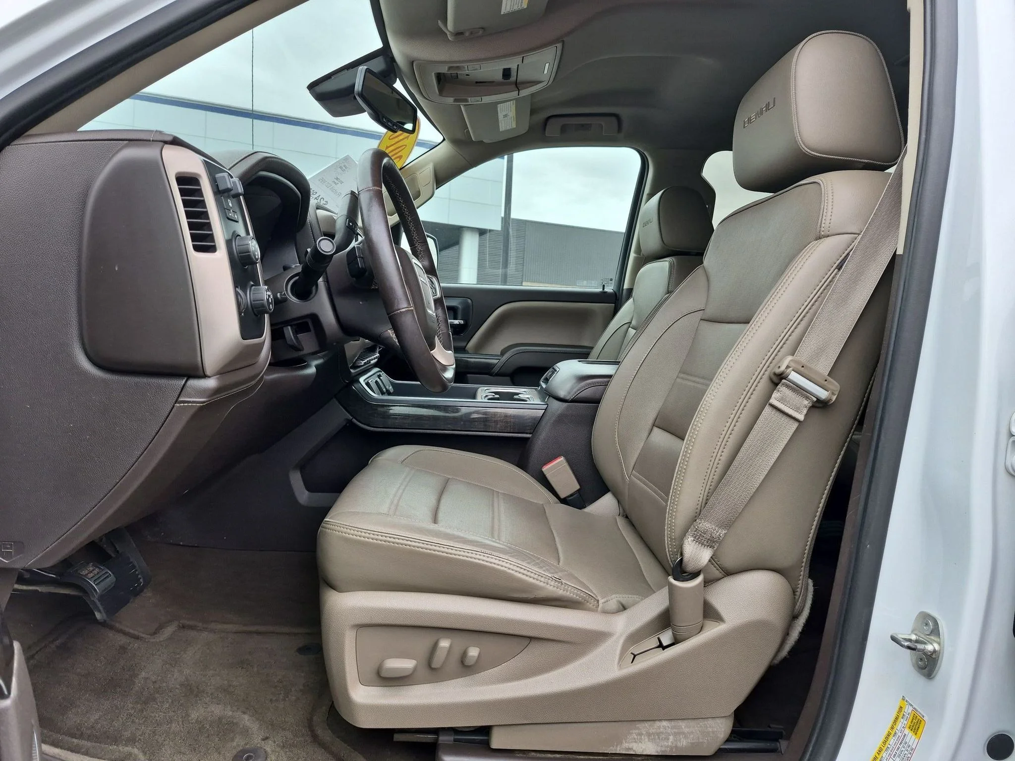 Used 2016 White Frost Tricoat GMC Denali image 16