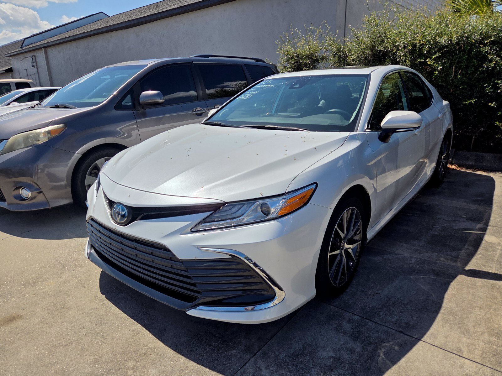 Used 2022 Pearl Toyota XLE image 2